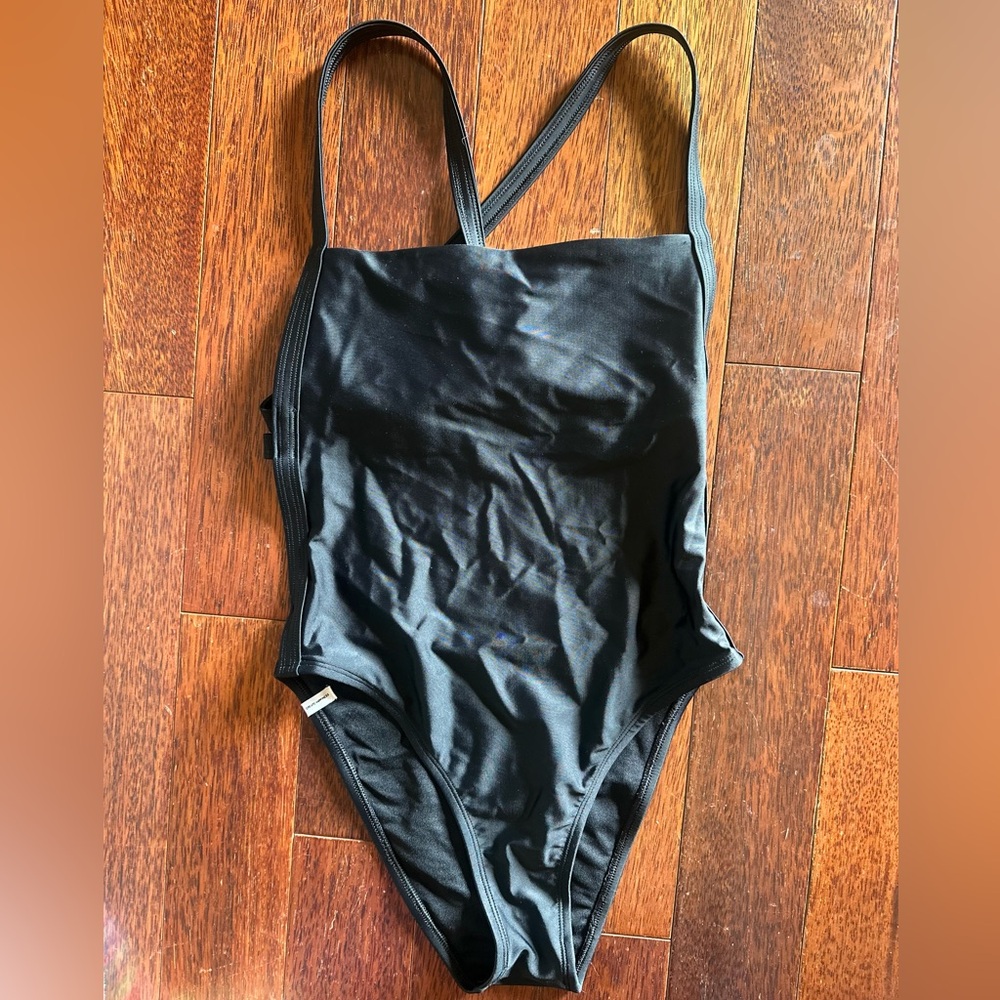 CLASSIC & SEXY BEAUTY! Body Glove Women’s Black Swimsuit. Size XS. NWT.